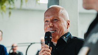 Reinhard Horn, Geschäftsführer enatek hält Vortrag