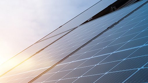 Auf einem Dach befestigte Solarmodule im Sonnenlicht