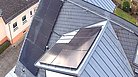 Schiefer- und Tapezblechdach mit Modulen