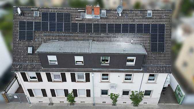 Photovoltaikanlage auf einem Mehrfamilienhausdach in Flörsheim