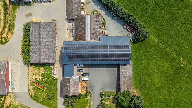 Aufnahme des Hofs goldner Hain von oben, die Dachflächen sind mit Solarmodulen belegt