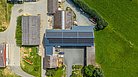 Aufnahme des Hofs goldner Hain von oben, die Dachflächen sind mit Solarmodulen belegt