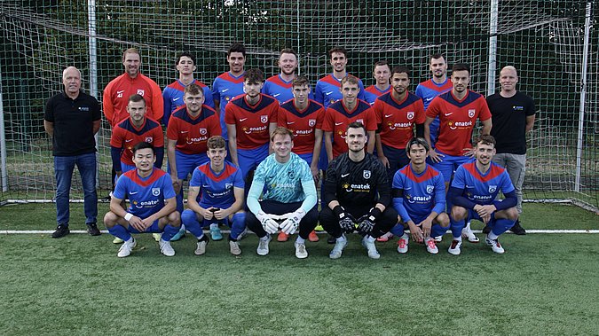 Mannschaftsfoto des FC Waldbrunn, mit enatek-Trikots und den enatek Geschäftsführern Reinhard und Jonas Horn