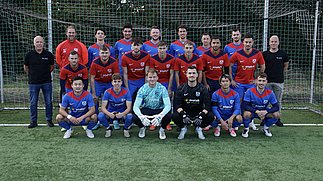 Mannschaftsfoto des FC Waldbrunn, mit enatek-Trikots und den enatek Geschäftsführern Reinhard und Jonas Horn