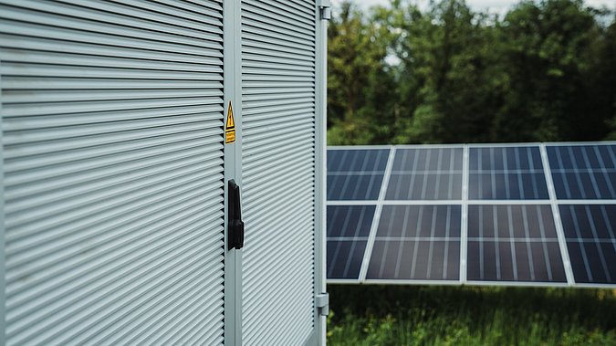 Trafo-Station und PV-Module in Solarpark