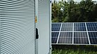 Trafo-Station und PV-Module in Solarpark