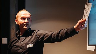 Mitarbeiter enatek präsentiert Photovoltaik