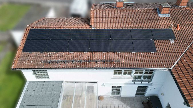 Photovoltaikanlage auf einem Einfamilienhausdach in Dornburg-Dorndorf 