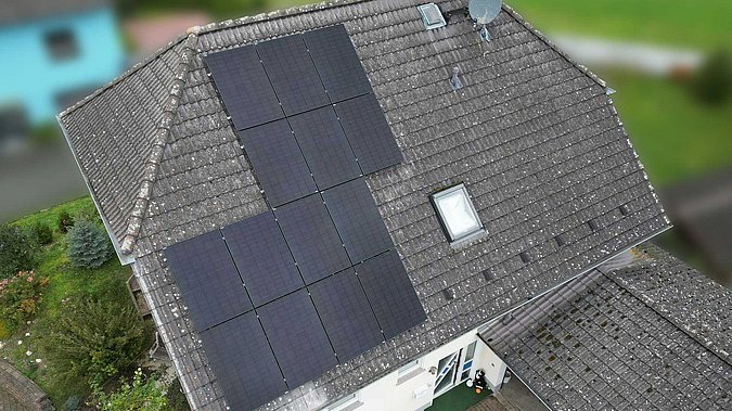 Photovoltaikanlage auf einem Einfamilienhausdach in Hünstetten-Strinz-Trinitatis