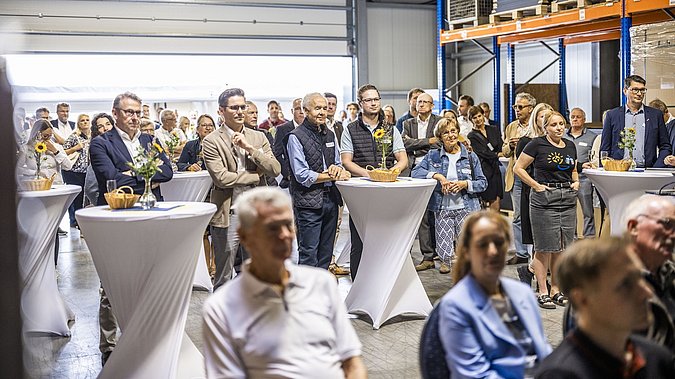 Gäste während eines Vortrags auf der Jubiläumsfeier von enatek in Hadamar