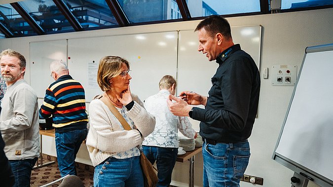 Thomas Meuth im Gespräch mit Interessentin