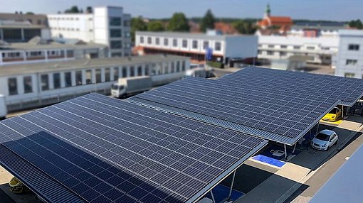 Module auf einer Parplatzüberdachung der Maingau Energie