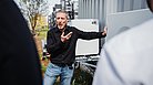 Eric Schwenk im Beratungsgespräch mit Kunden