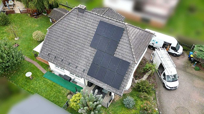 Photovoltaikanlage auf einem Einfamilienhausdach in Hünstetten-Strinz-Trinitatis