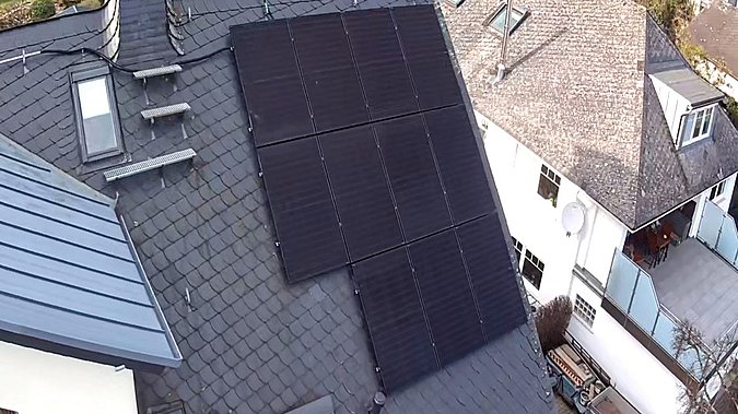 Schieferdach mit Modulen