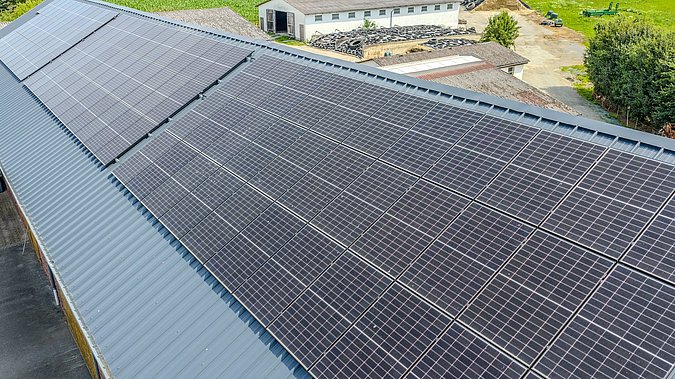 Solaranlage auf dem Dach des Hofs goldner Hain