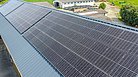 Solaranlage auf dem Dach des Hofs goldner Hain
