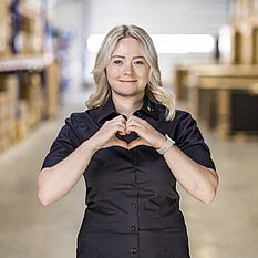 Karin Nuss, Ansprechpartnerin im Vertrieb, formt mit ihren Händen ein Herz