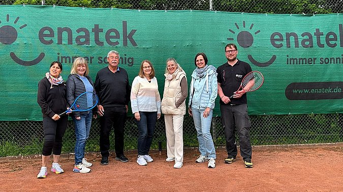 Tennis Club Hadamar vor einem enatek Banner