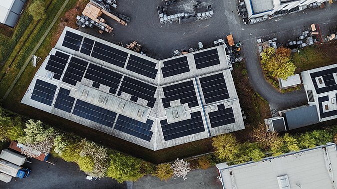 600 Glas-Glas-Module auf Trapezdach bei SWARCO in Diez