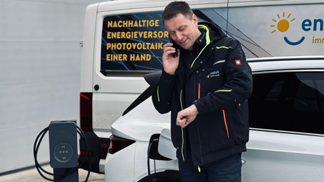 Mitarbeiter lädt E-Auto an der Wallbox