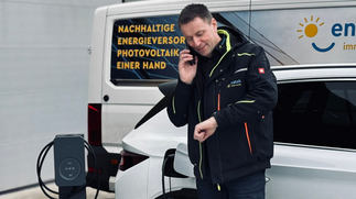 Mitarbeiter lädt E-Auto an der Wallbox