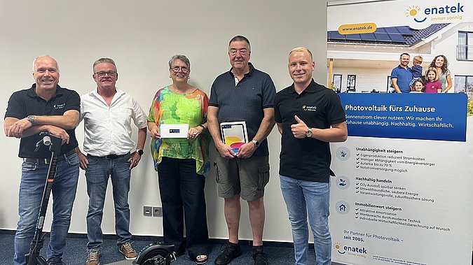 Gruppenfoto bei der Preisübergabe zum Gewinnspiel der Jubiläumsfeier