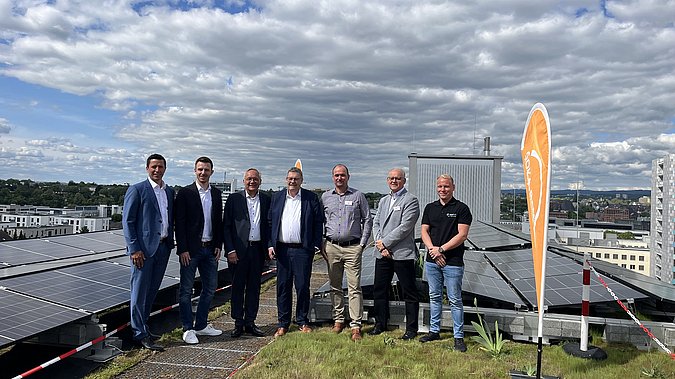 Gruppenbild der Teilnehmer bei der Einweihung der Photovoltaikanlage auf dem Dach des Firmengebäudes von SOKA-BAU in Wiesbaden. Foto: Detlef Gottwald
