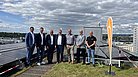 Gruppenbild der Teilnehmer bei der Einweihung der Photovoltaikanlage auf dem Dach des Firmengebäudes von SOKA-BAU in Wiesbaden. Foto: Detlef Gottwald