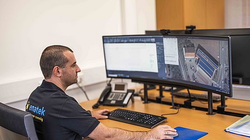 Techniker bei der Planung einer Photovoltaik-Anlage