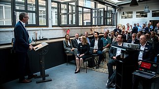 Menschengruppe hört Vortrag beim Naspa Impulszirkel