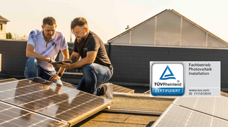 TÜV-Zertifizierung - PV Anlage Industrie - Mitarbeiter und Kunden in Gespräch