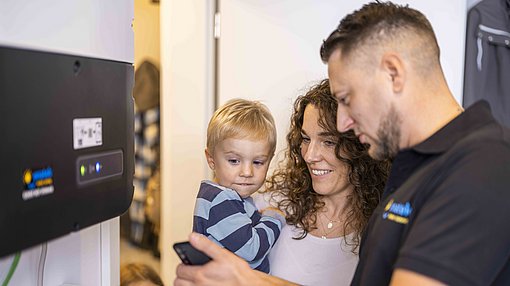 Mitarbeiter enatek weist Kundin in die Technik ein