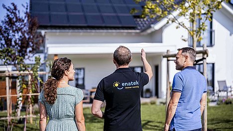 Enatekberater mit Ehepaar vor Haus