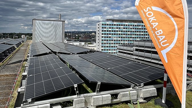 Solaranlage auf dem Dach der SOKA-BAU in Wiesbaden.