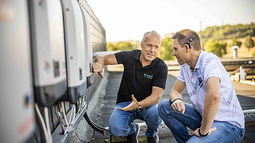 enatek bei der Einrichtung eines Wechselrichters für eine Photovoltaik-Anlage