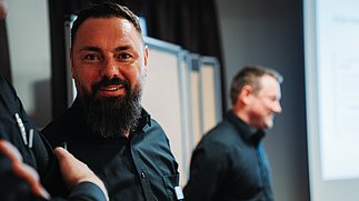 Konstantin Herwald präsentiert PV-Anlagen
