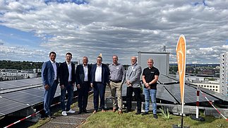 Die Teilnehmer der Einweihung der Photovoltaikanlage auf dem Dach des Firmengebäudes von SOKA-BAU in Wiesbaden. Foto: Detlef Gottwald