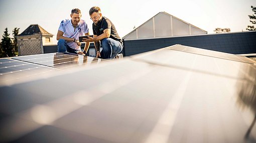 Einrichtung einer PV-Anlage auf dem Dach eines Firmengebäudes
