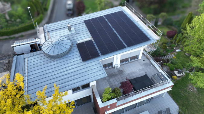 Schieferdach mit Transparenten Modulen 