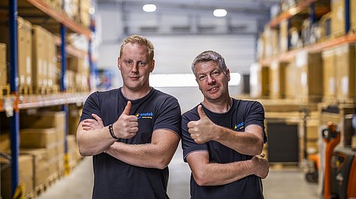 Marc Tischka und Heino Warz (v.l.) aus dem Service-Team zeigen lächelnd einen Daumen nach oben.