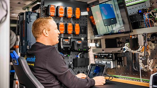 ENATEK Mitarbeiter vor einem Monitor