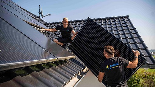 Montage einer Photovoltaik-Anlage auf dem Dach eines Eigenheims