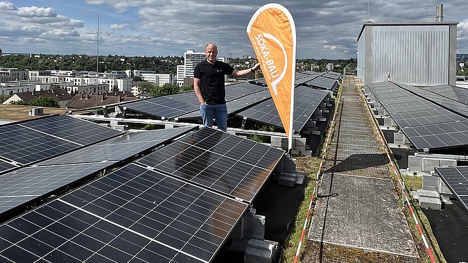 enatek bei der Einweihung der Photovoltaikanlage auf dem Dach der SOKA-BAU in Wiesbaden.