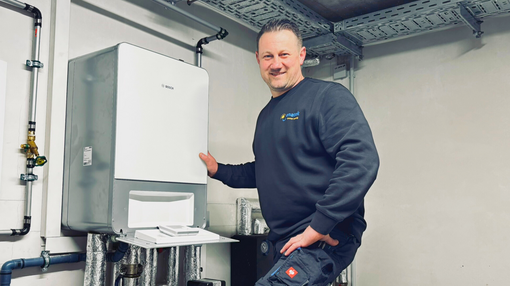 Mitarbeiter enatek an BOSCH Wärmepumpe