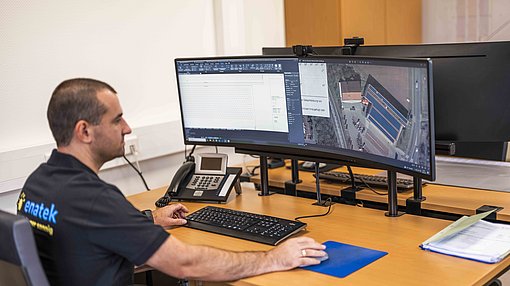 Techniker bei der Planung einer Photovoltaik-Anlage