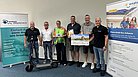 Gruppenfoto bei der Preisübergabe zum Gewinnspiel der Jubiläumsfeier und der Übergabe des Spendenscheck in Höhe von 3.000 € an die Dehrner Krebsnothilfe e.V.
