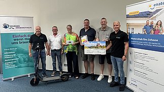 Gruppenfoto bei der Preisübergabe zum Gewinnspiel der Jubiläumsfeier und der Übergabe des Spendenscheck in Höhe von 3.000 € an die Dehrner Krebsnothilfe e.V.
