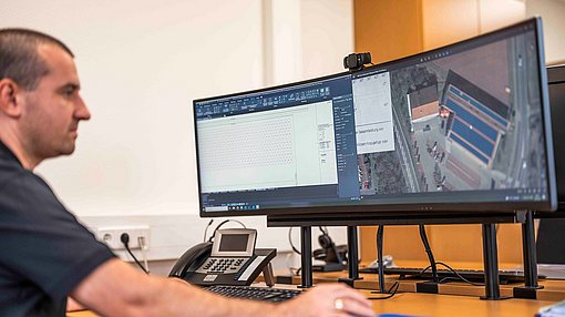 Techniker bei der Planung einer Photovoltaik-Anlage