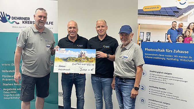 Gruppenfoto bei der Übergabe eines Spendenscheck in Höhe von 3.000 € an die Dehrner Krebsnothilfe e.V.